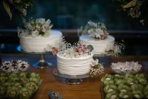 Delicate white cakes with floral decorations - Weddings (General)